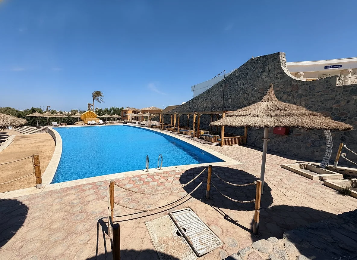 The swimming pool and cabanas at Sliders cable park