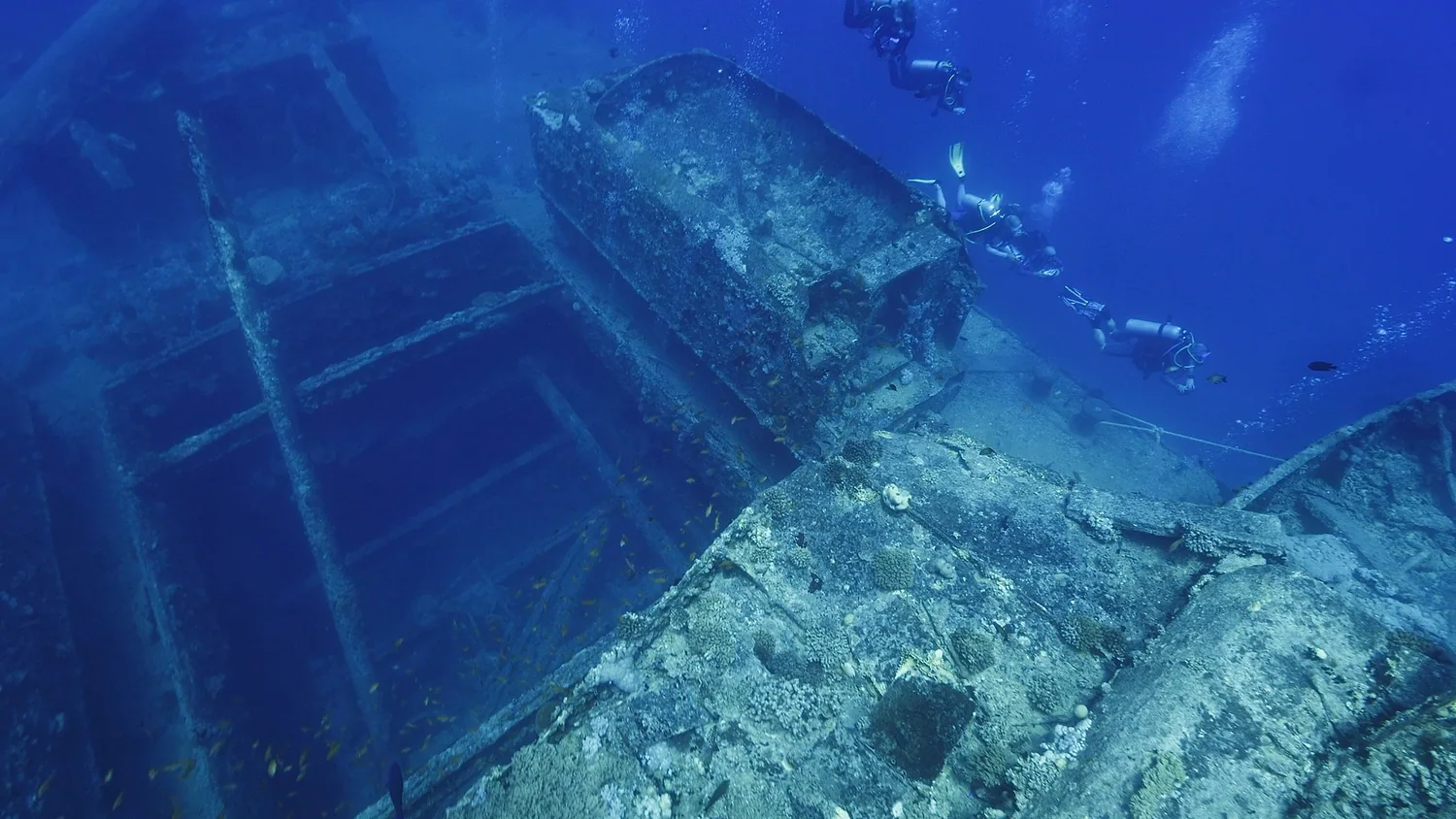 Divers descending over the Thistlegorm holds